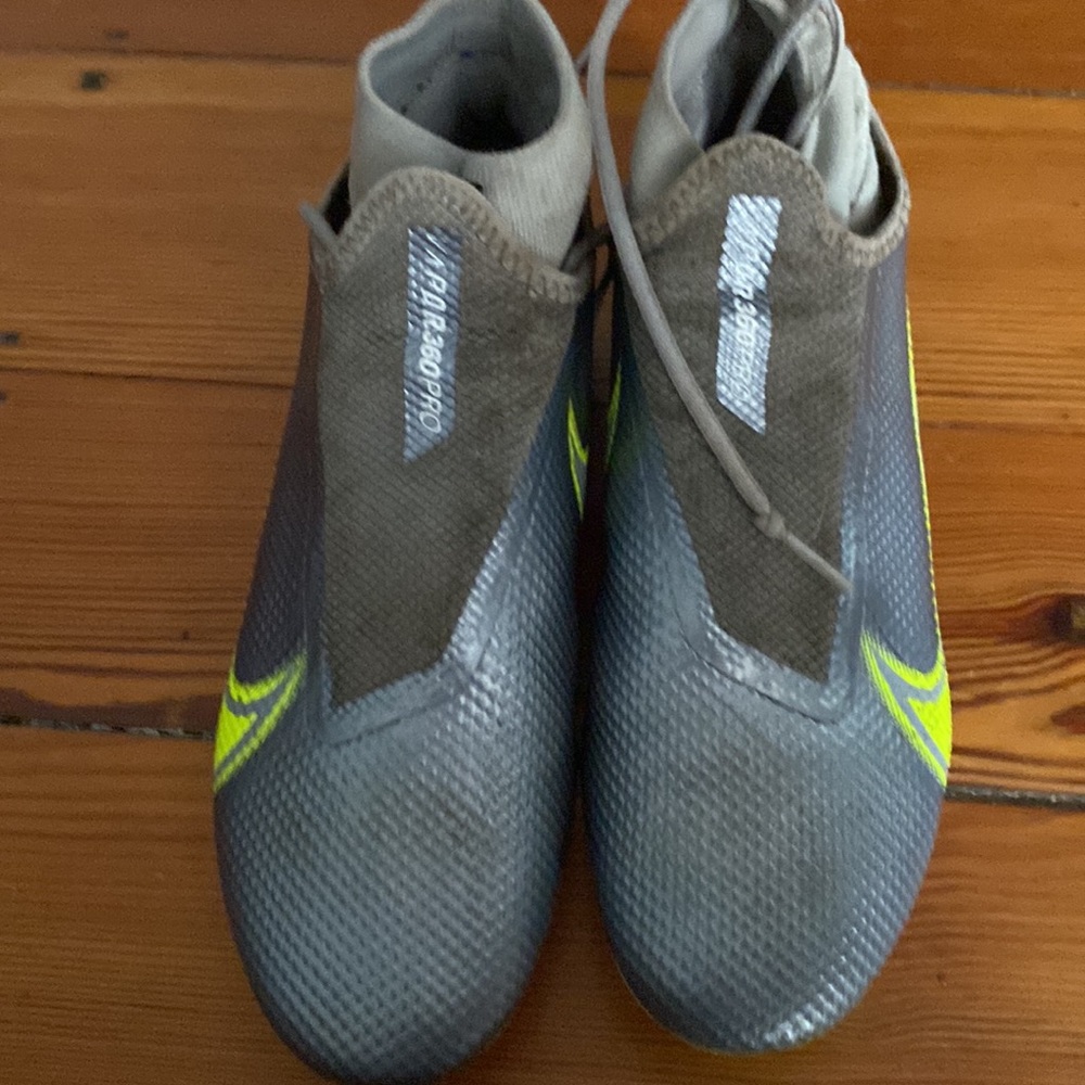 Football cleats - Picture 2 of 4
